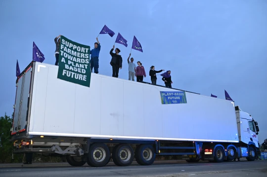 Milk shortages ‘inevitable’ if vegan protesters blockade dairy sites - Dairy News 7X7